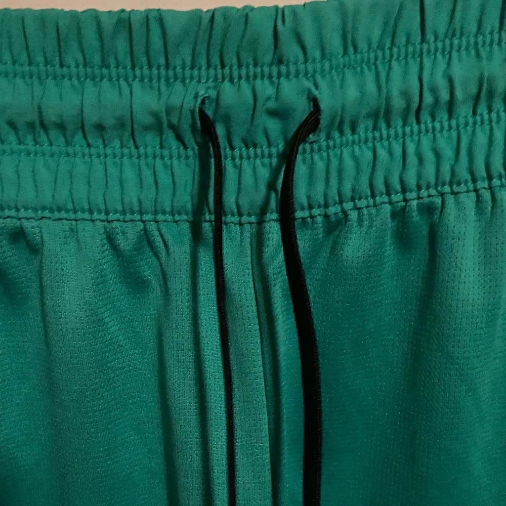 EUC Reebok Women's Athletic Shorts with White Trim - Picture 4 of 5